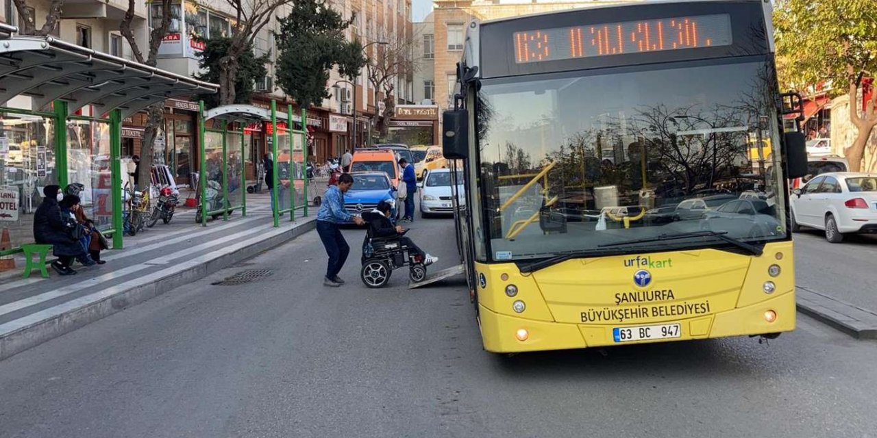 Şanlıurfa'da otobüs durağının önüne park eden araç, engelli kızı mağdur etti