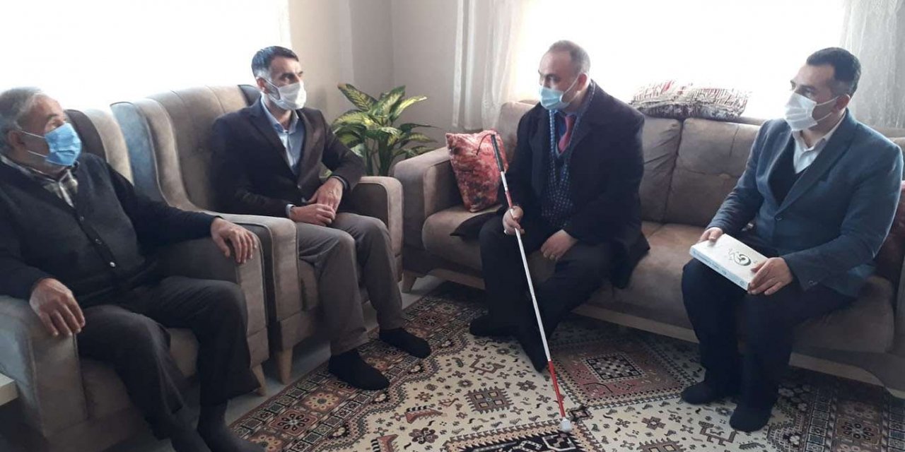 Görme engeline rağmen beş vakit namazını camide eda ediyor