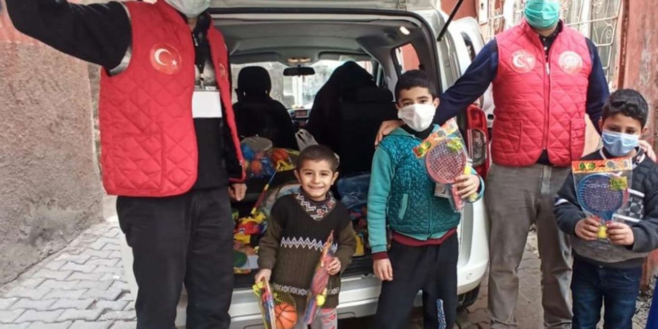Siirt’te Vefa Sosyal Destek Grubu çocukların yüzlerini güldürdü