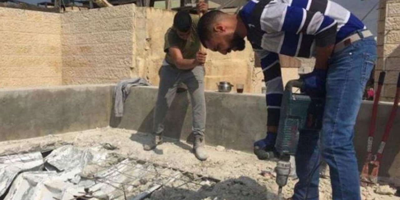 Siyonist işgal rejimi, Filistinli bir aileyi daha kendi evini yıkmaya zorluyor
