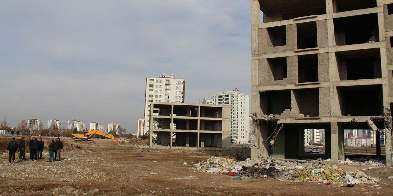 İnşaat halindeki dairelerden alan yüzlerce kişinin mağduriyeti devam ediyor