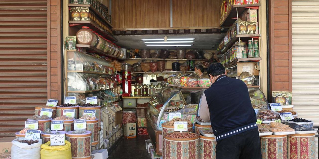 Sokağa çıkma kısıtlamasından muaf tutulan esnaf iş yapamamaktan şikayetçi