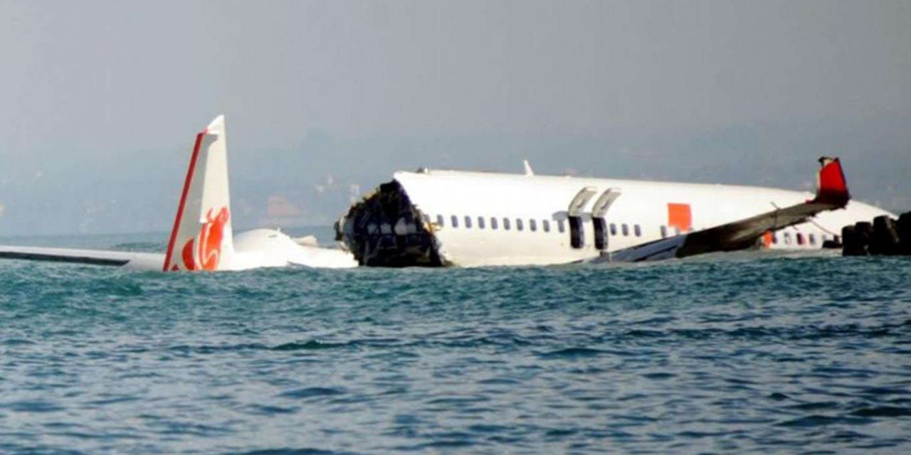 Endonezya’da yolcu uçağı denize düştü