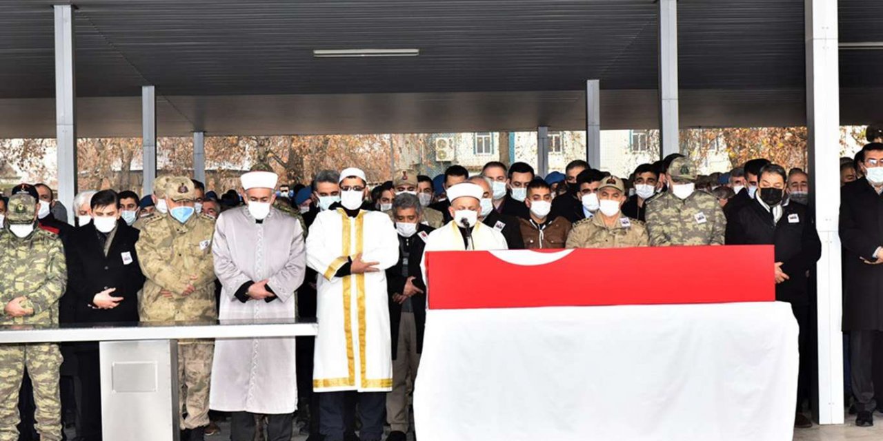 Diyarbakır'da PKK'lilerle girilen çatışmaya hayatını kaybeden asker defnedildi
