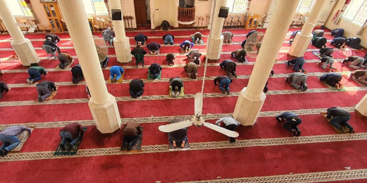 Gazze'deki camiler bir ay aradan sonra yeniden açıldı