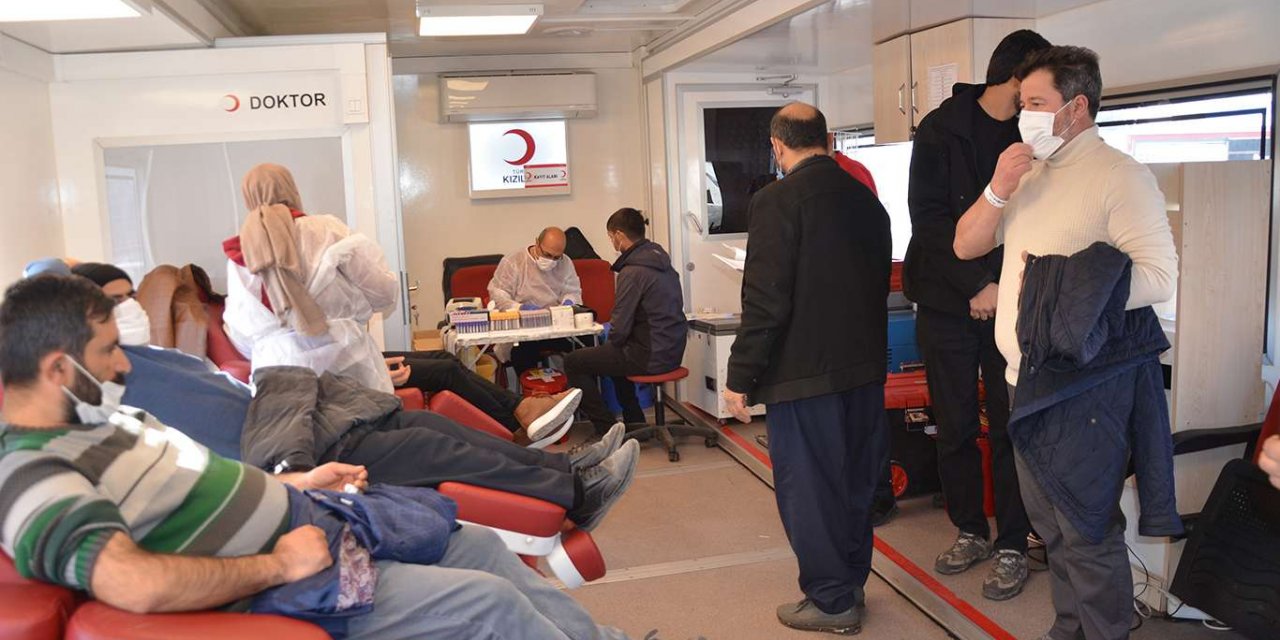 ​HÜDA PAR Diyarbakır Bağlar İlçe Teşkilatından Kızılay'a kan bağışı