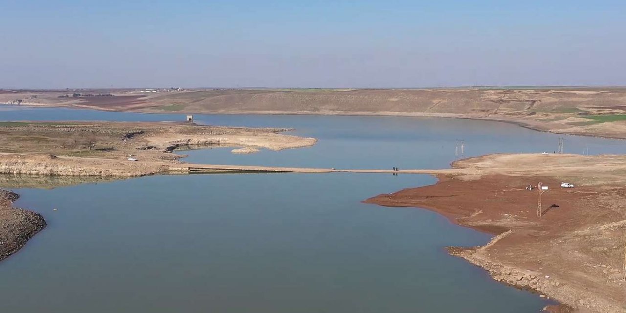 Suların çekilmesiyle gün yüzüne çıkan köprü drone ile görüntülendi