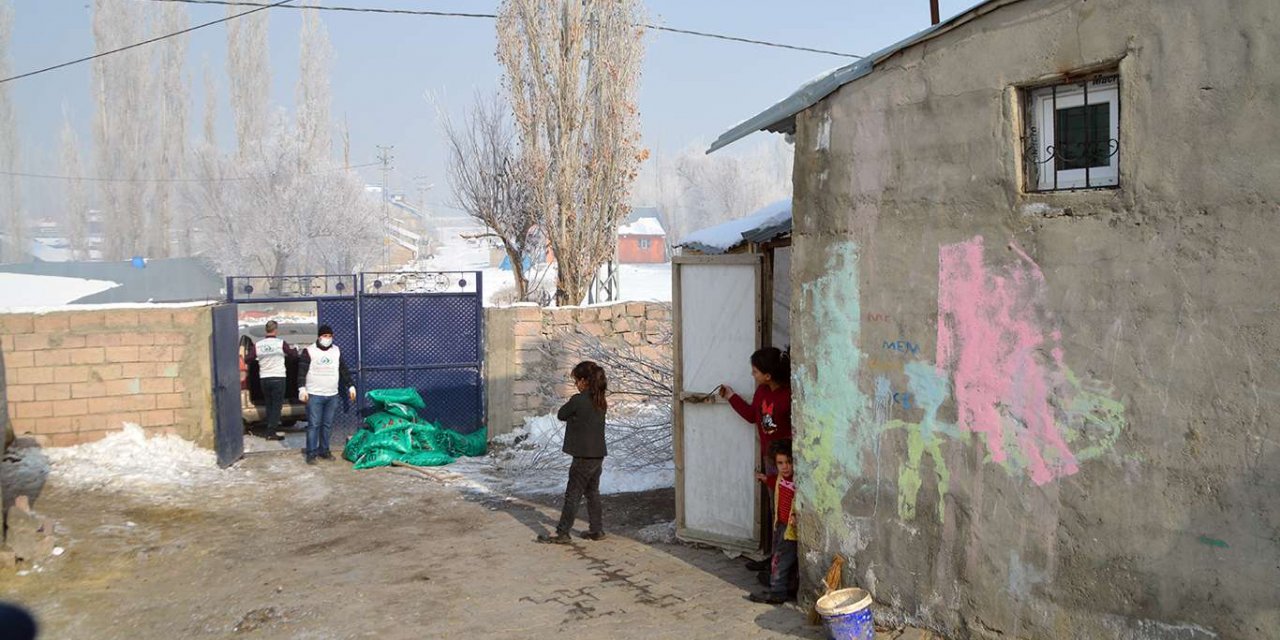 IHO-EBRAR'dan ihtiyaç sahibi ailelere kömür yardımı