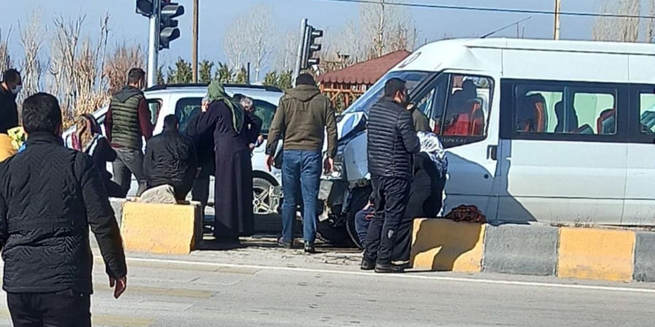 Van'da trafik kazası: 11 yaralı