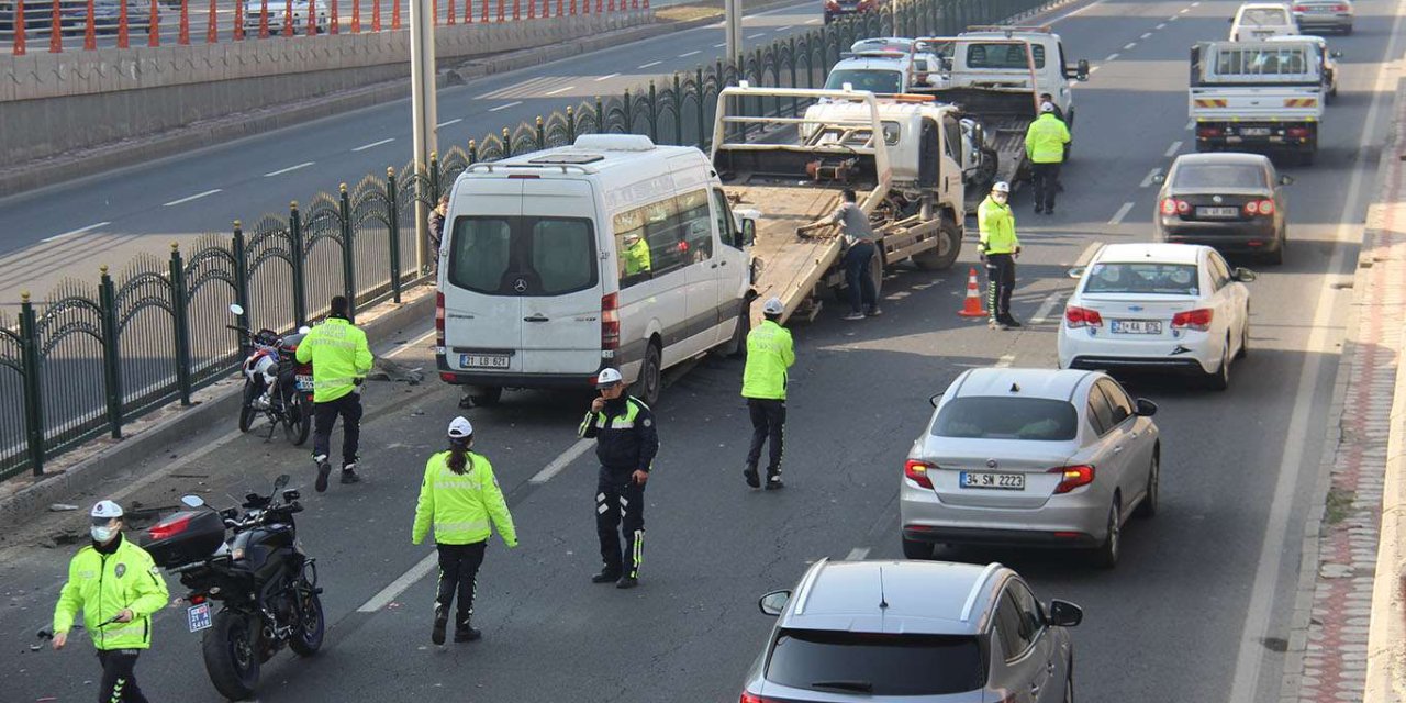 Motorsiklete çarpmamak için bariyere vuran otomobil, zincirleme trafik kazasına yol açtı