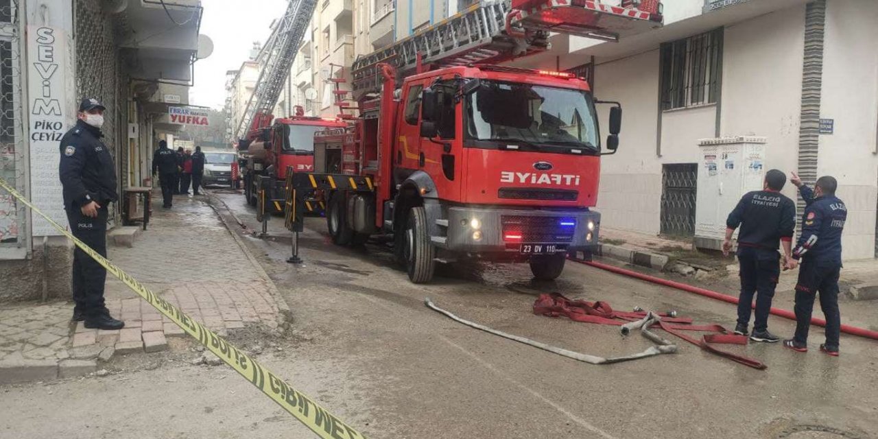 Bina çatısındaki yangın korkuttu