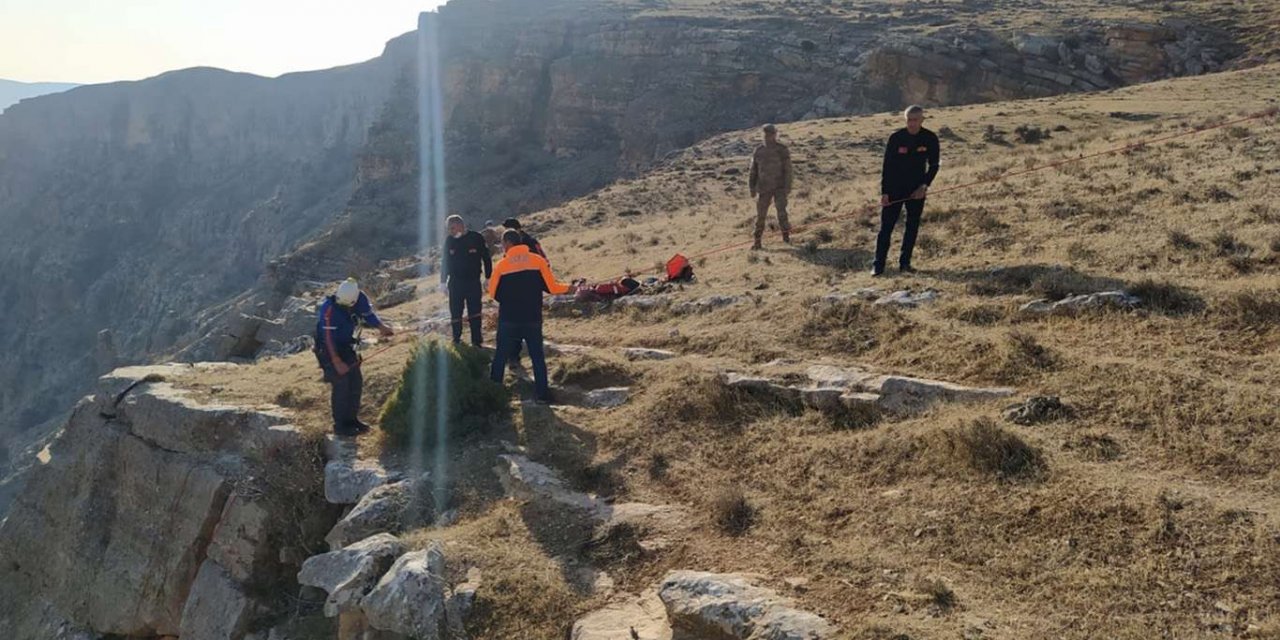 Siirt’te kayalıklarda mahsur kalan keçi kurtarıldı