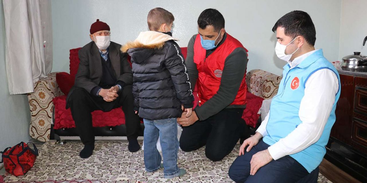 İhtiyaç sahibi çocuklara kışlık giyecek yardımı