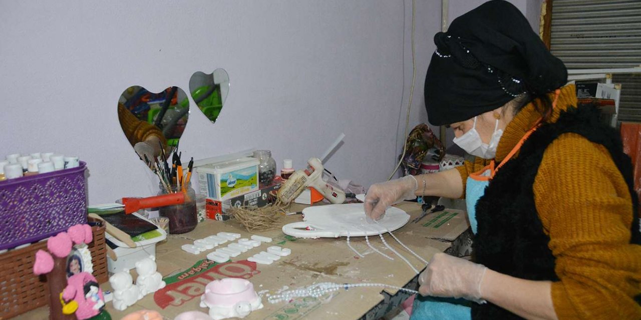 Engelli çift evlerinin bir odasını atölyeye çevirdi