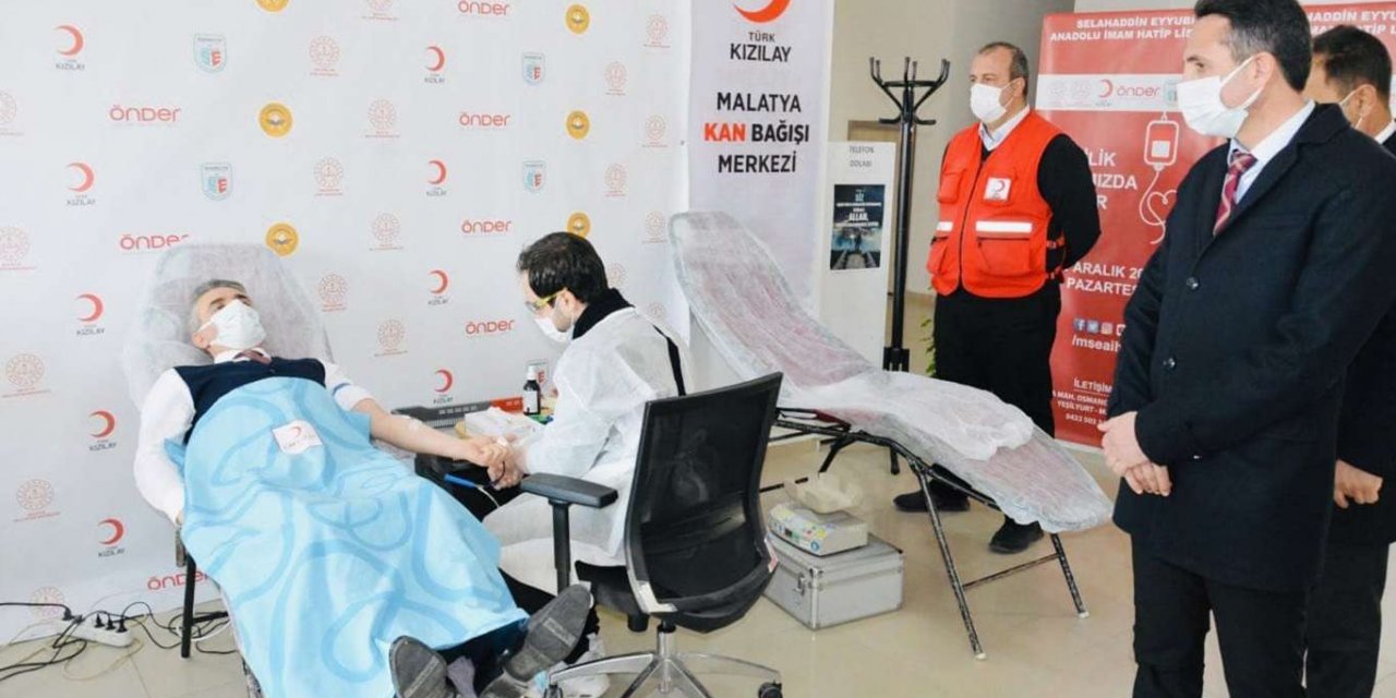 "İyilik kanımızda var" sloganıyla yüzlerce ünite kan toplandı