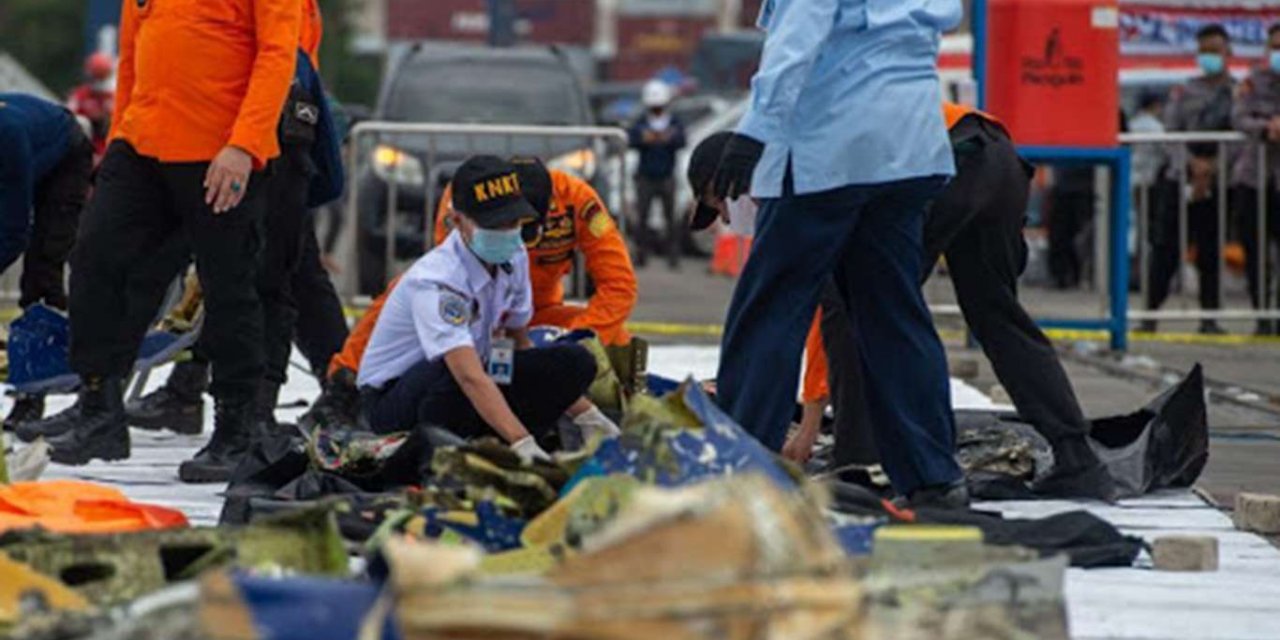 Indonesia airliner crash: One of two black boxes recovered after 3 days