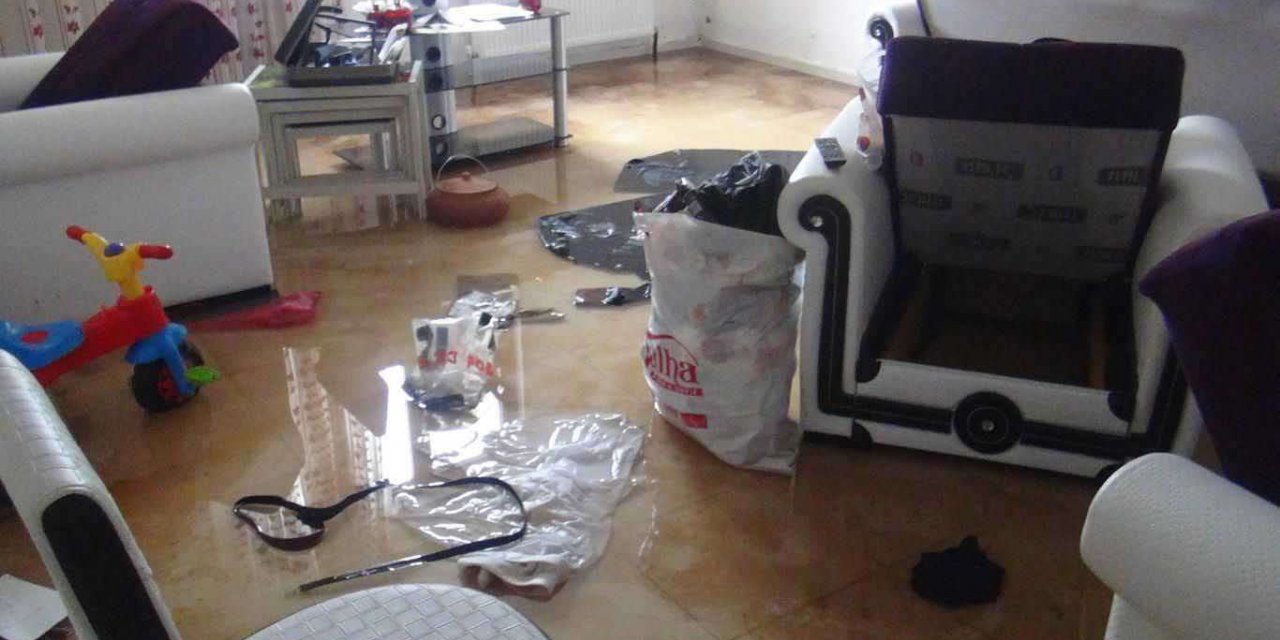 İzmir'de aşırı yağışlar su baskınlarına neden oldu