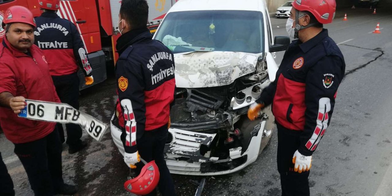 Şanlıurfa'da hafif ticari araçla otomobil çarpıştı: 2 yaralı