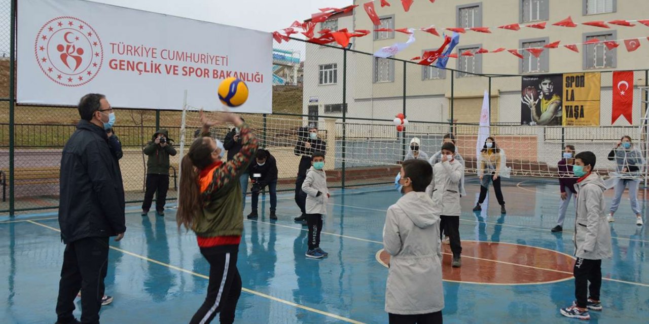 Bakan Kasapoğlu voleybol oynadıkları yerle gündem olan çocukları ziyaret etti