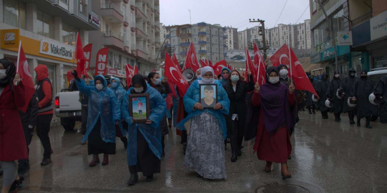 Evlatları PKK tarafından kaçırılan Şırnaklı annelerden Diyarbakır annelerine destek