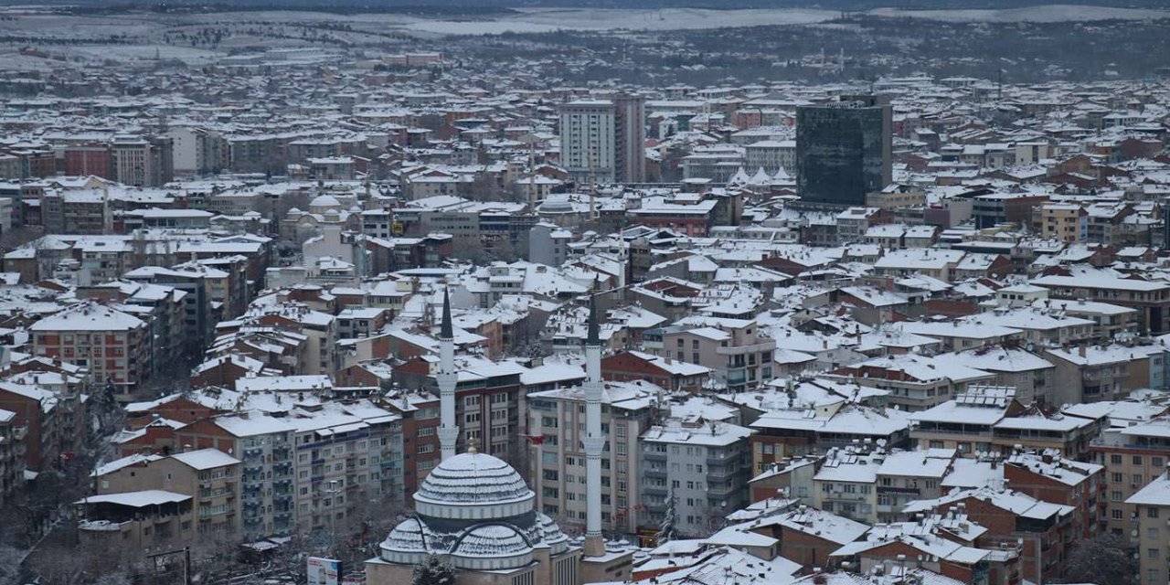 Malatyalılar mevsimin ilk karı yağışını sevinçle karşıladı