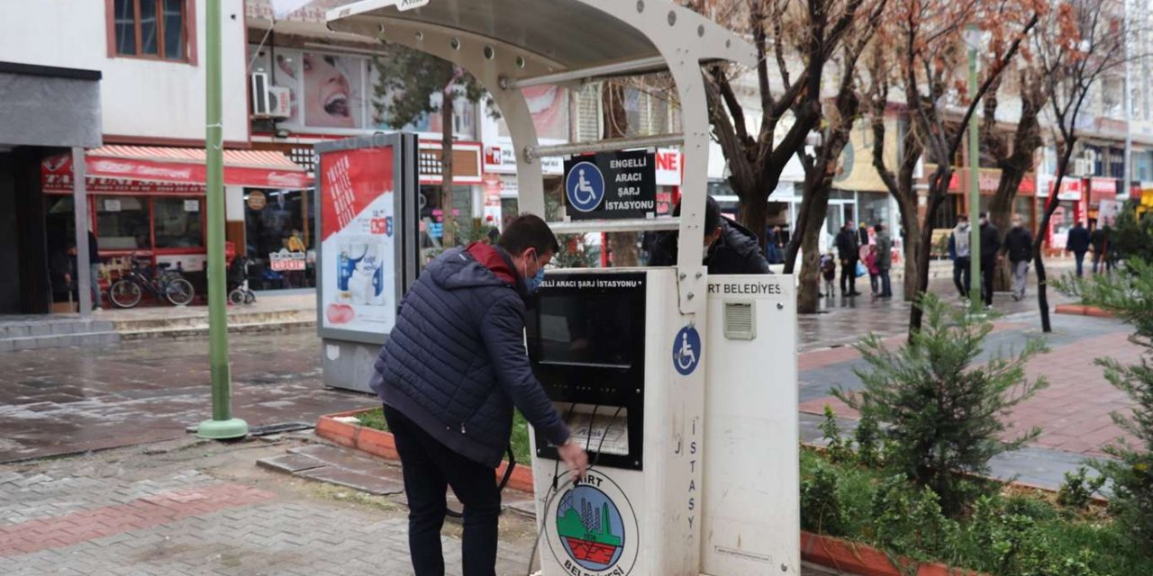 Siirt Belediyesi engelli aracı şarj istasyonlarını onardı