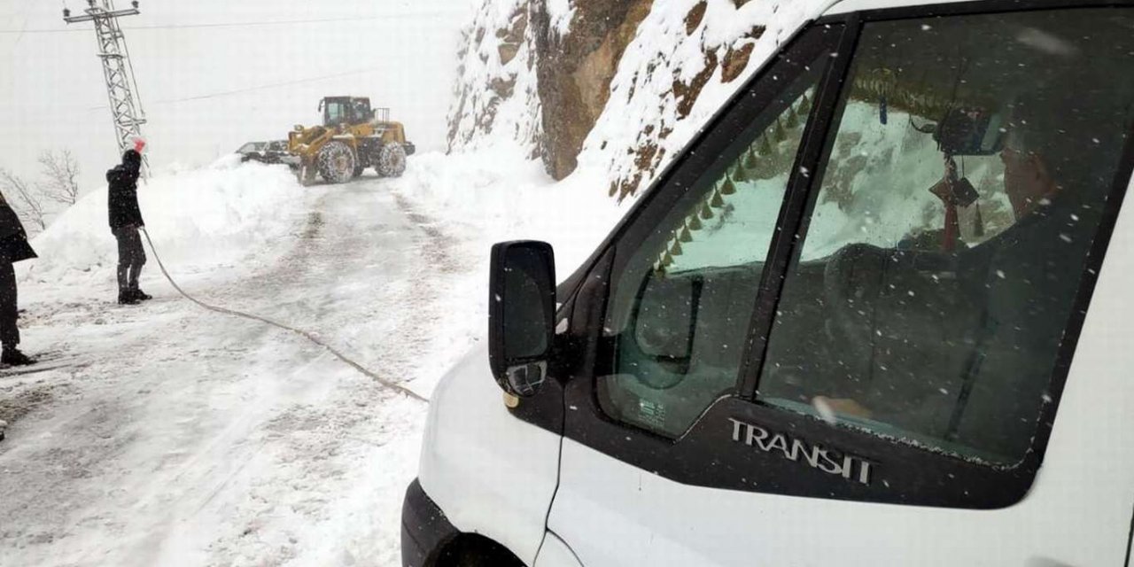 Karda mahsur kalan yolcu minibüsü kurtarıldı