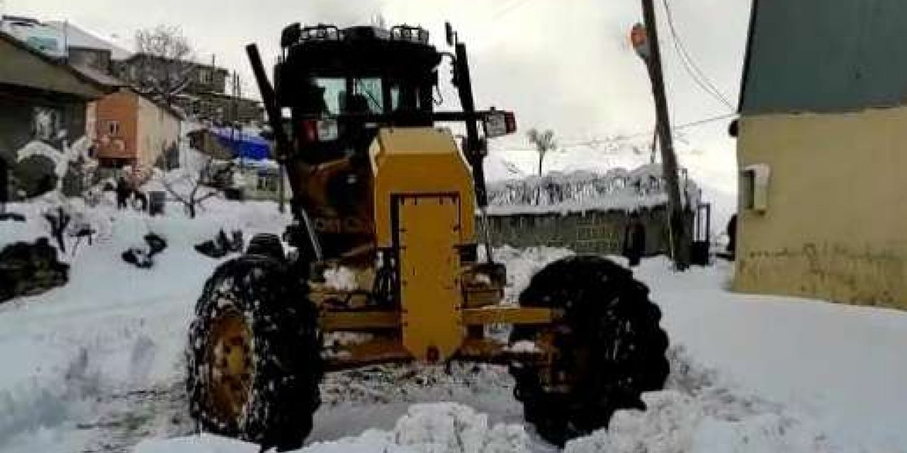 Şırnak’ta ulaşıma kapanan 17 köy yolunu açma çalışmaları devam ediyor