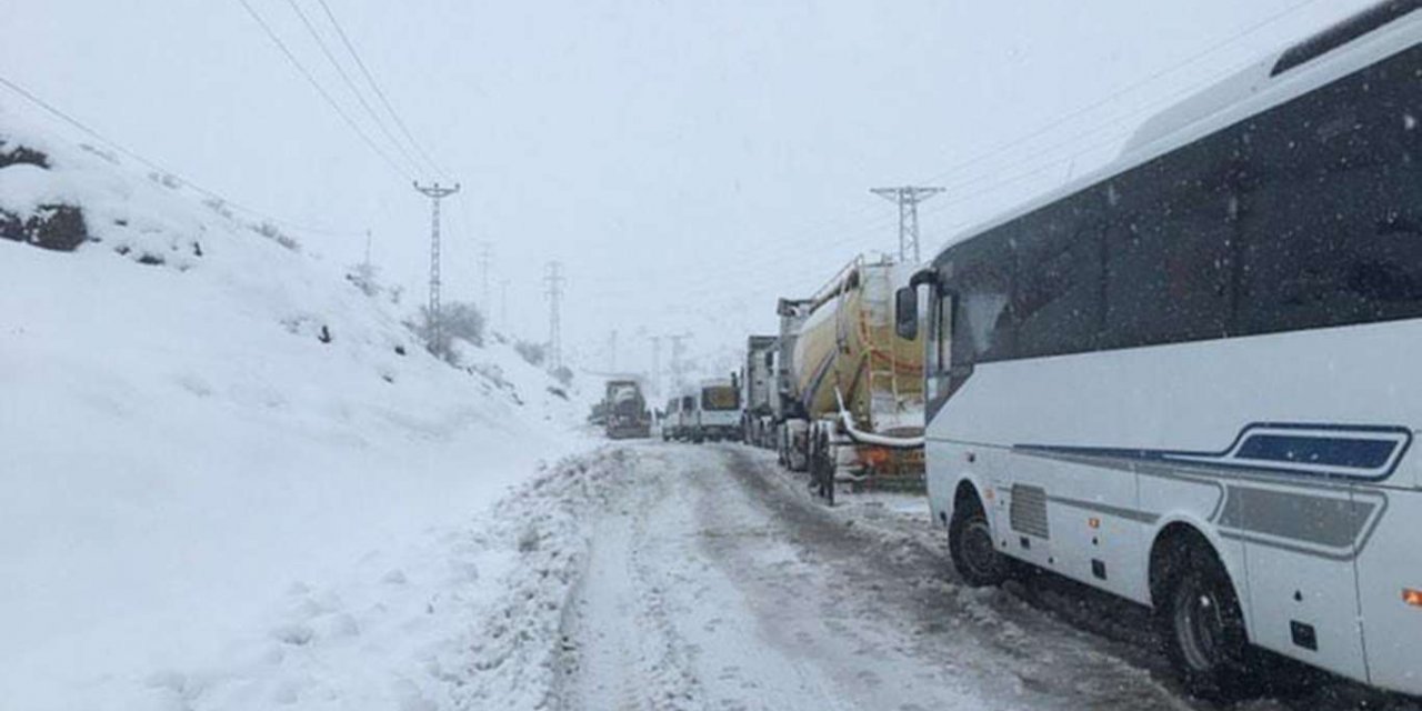 Siirt’in ilçelerinde etkili olan yoğun kar yağışı hayatı olumsuz etkiledi