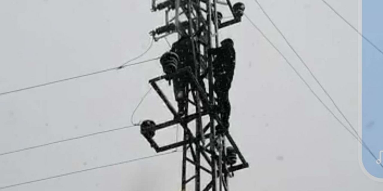 Yoğun kar ve tipi nedeniyle oluşan elektrik arızası köylüler tarafından giderildi