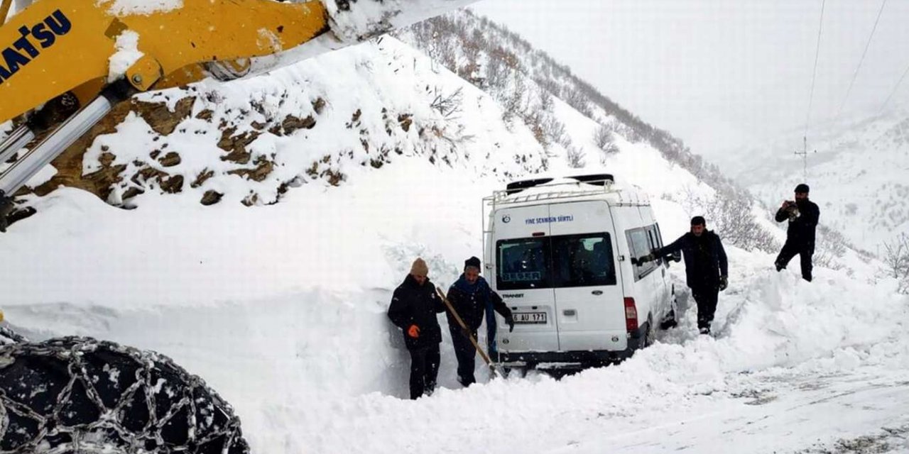 Siirt'te kar yağışı nedeniyle 64 köy yolu ulaşıma kapandı