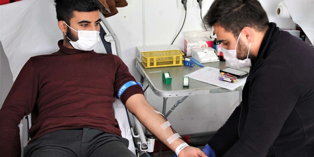 Kısıtlamadan muaf tutulan vatandaşlar kan bağışında bulundu
