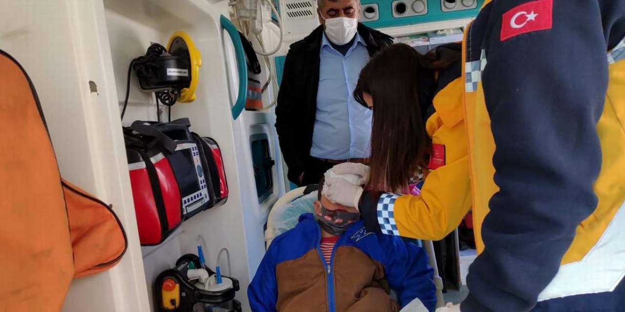 Karla mücadele ekipleri yaralı çocuğu sağlık ekiplerine ulaştırdı