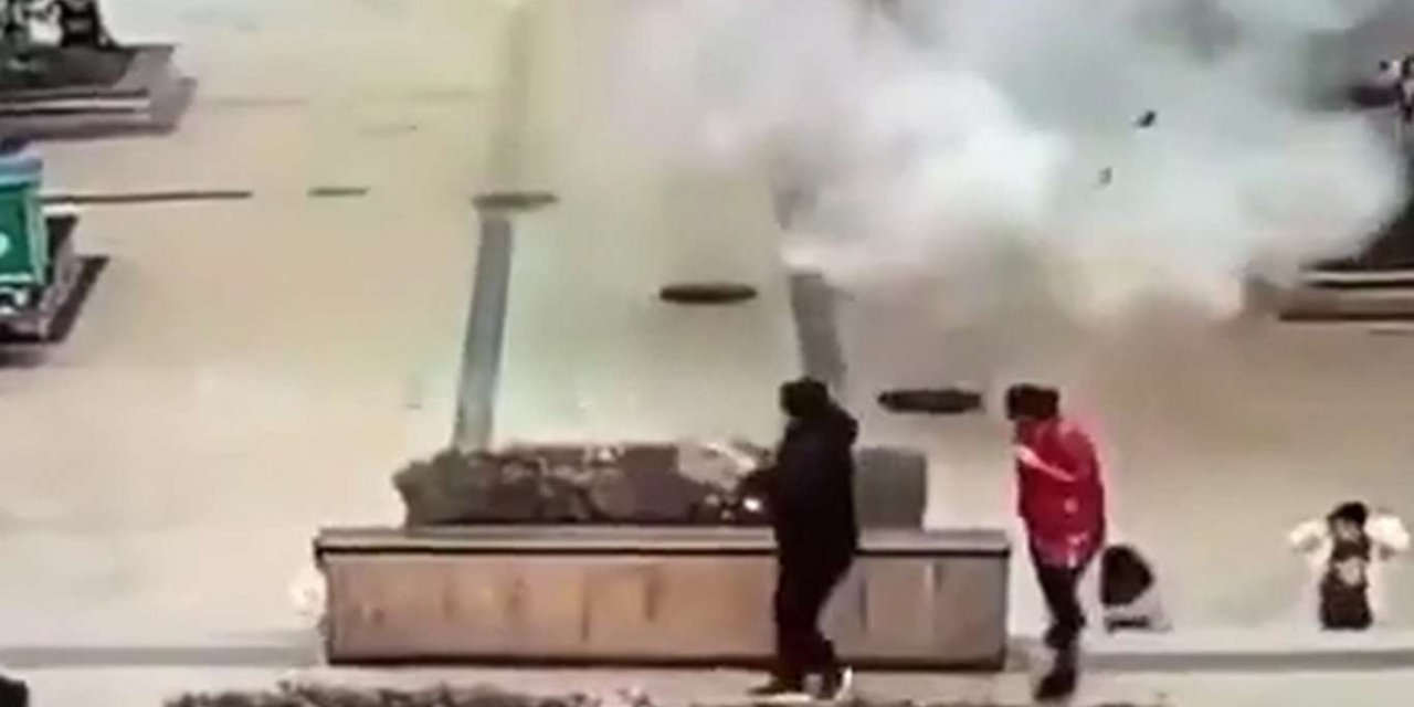 Çocuğun kanalizasyona attığı torpil kapakları havaya uçurdu