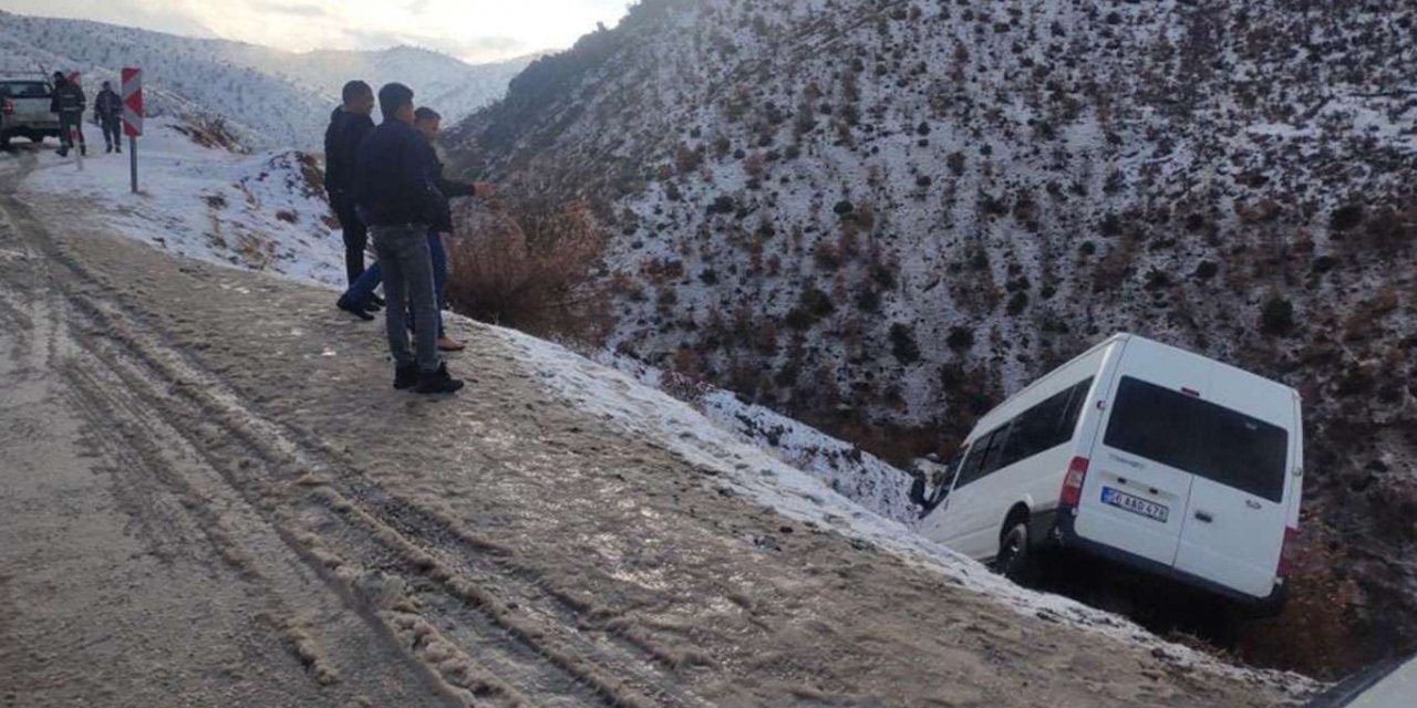 Kayganlaşan yolda sürüklenen minibüs şarampole devrilmekten son anda kurtuldu