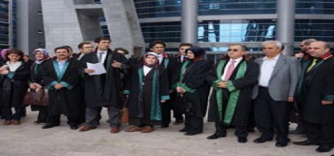 Başörtü karşıtı kadın hakim hemen emekli olmalı