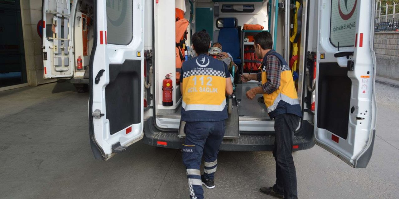 Lastiği patlayan otomobil kaza yaptı: 2'si ağır 5 yaralı