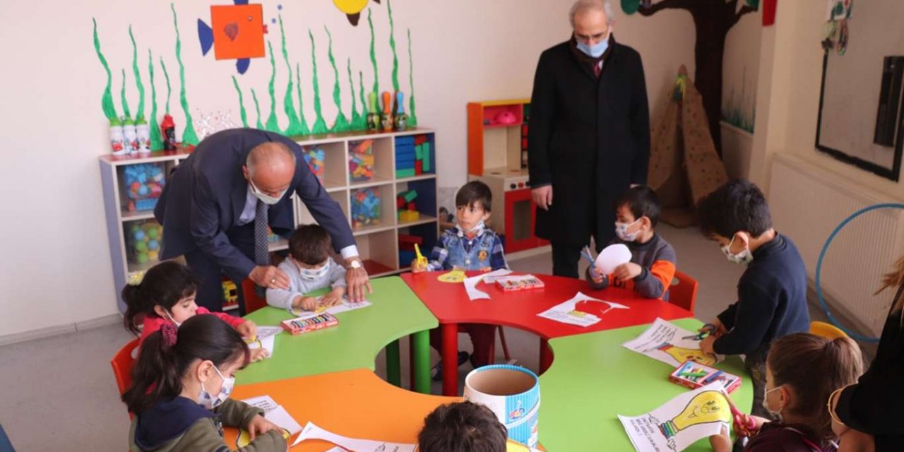 Minik öğrencilere eğitim seti hediye edildi