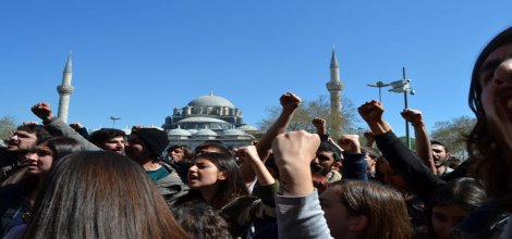 İÜ'de Kahrolsun Şeriat sloganları