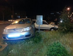 Üç araç birbirine girdi