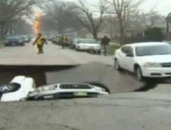 Yol, araçları böyle yuttu!