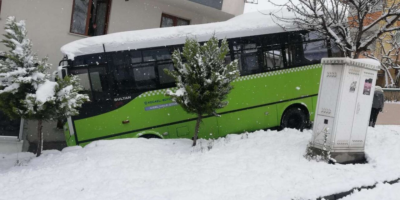 Halk otobüsü kaygan yolda yayalara çarpmamak için bahçeye daldı