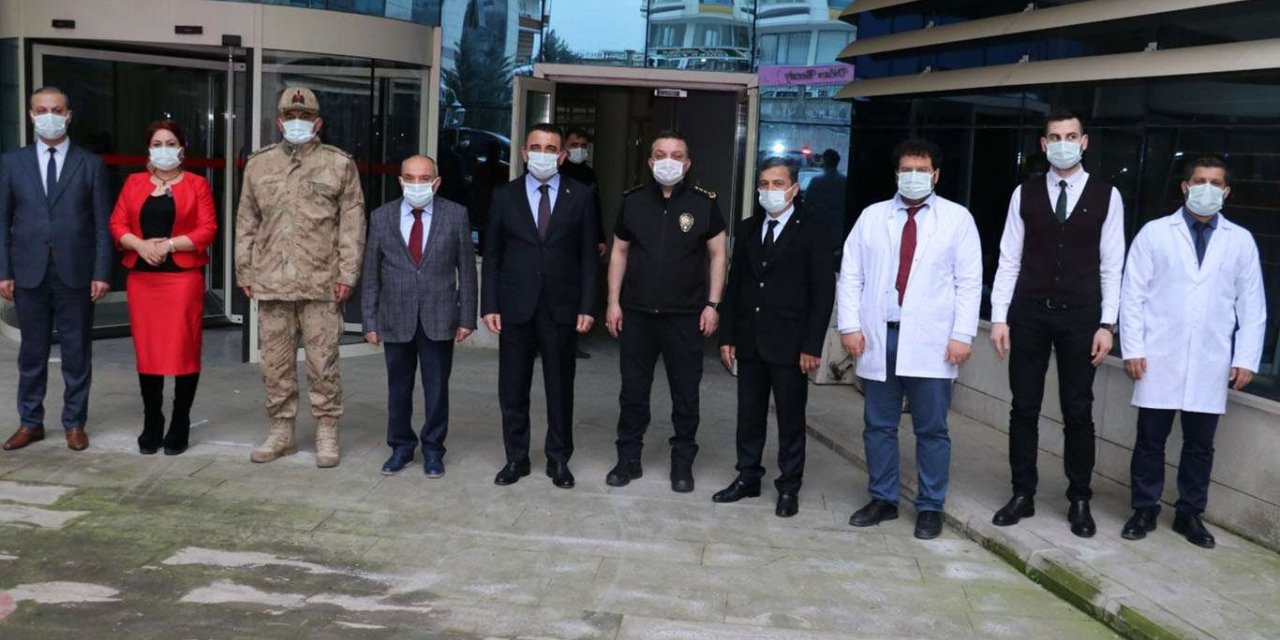 Siirt'te mülki amirler Covid-19 aşısı yaptırdılar