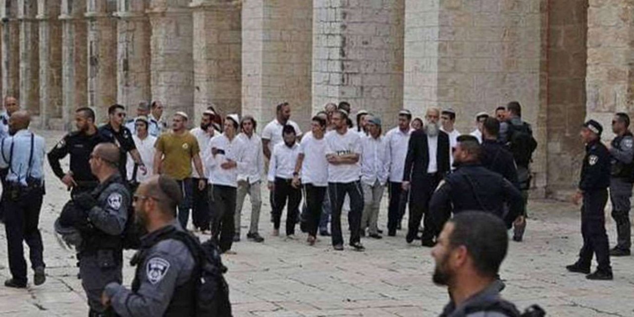 Horde of zionist settlers defiles Aqsa Mosque