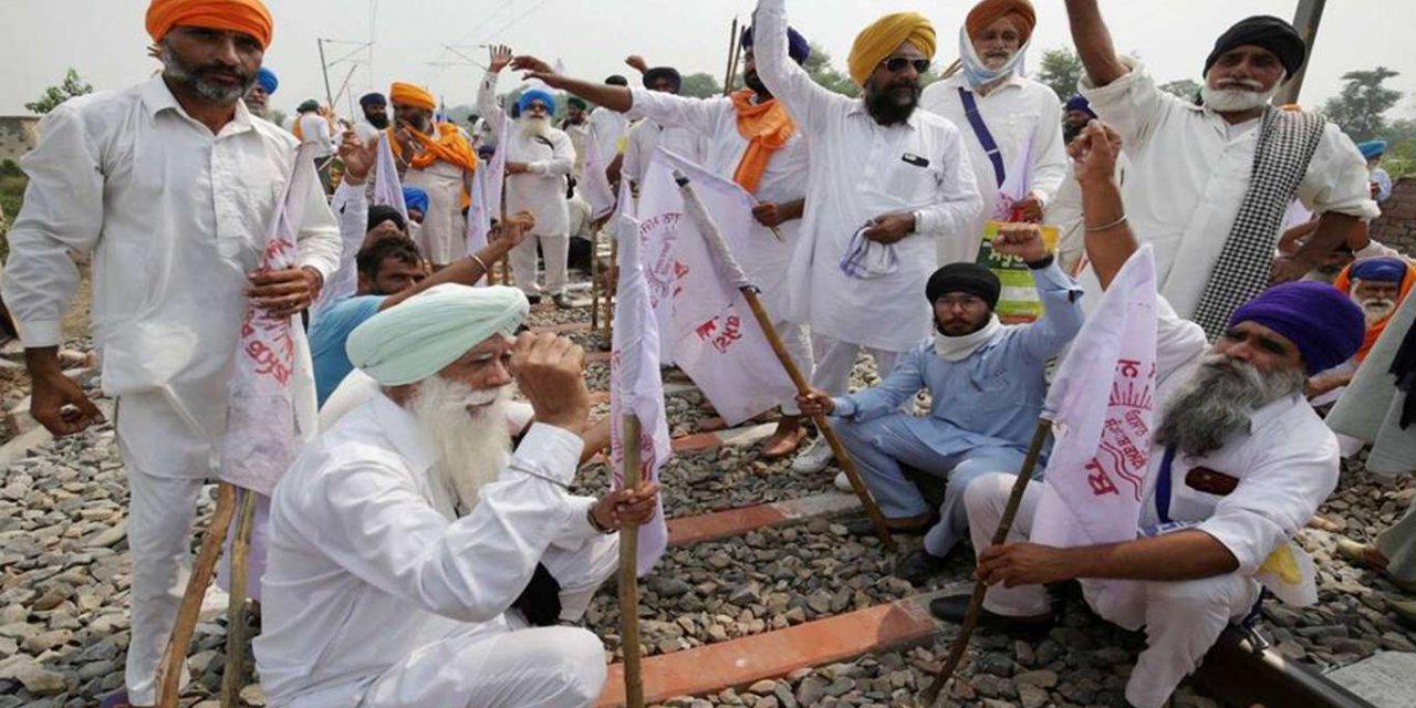 Hindistan'da çiftçiler demir yollarını kapattı