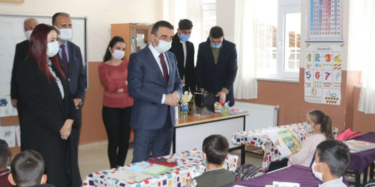 Vali Hacıbektaşoğlu, yüz yüze eğitime başlayan köy okullarında öğrencilerle buluştu