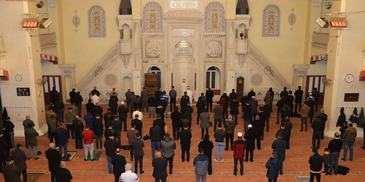 Regaib Kandili manevi coşku ile ihya edildi