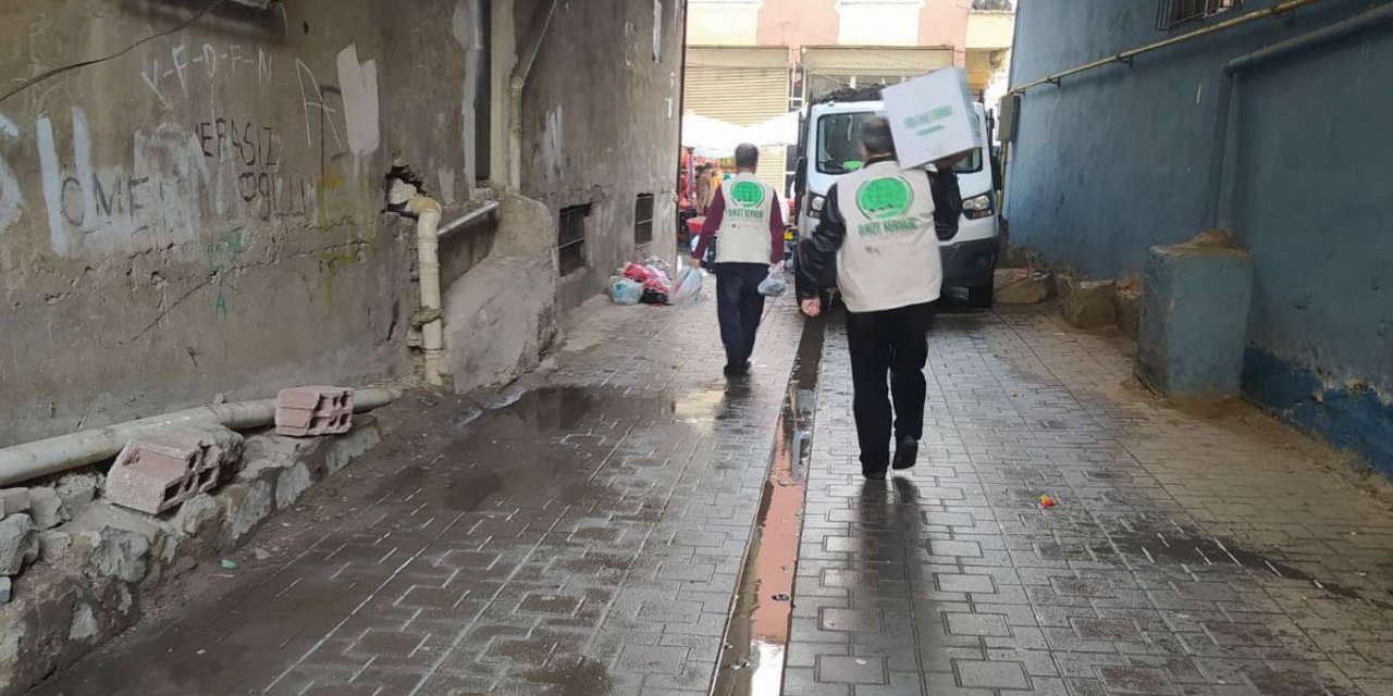 Diyarbakır Umut Kervanı Regaip Kandili münasebetiyle birçok aileye yardım ulaştırdı
