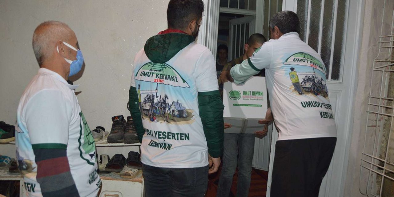 Umut Kervanı Siirt'te Regaib Kandili'nde yüzlerce aileye yardım ulaştırdı
