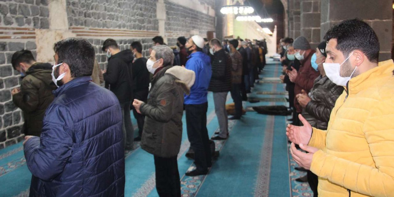 ​Diyarbakır’da Regaib Kandili sosyal mesafeli ihya edildi